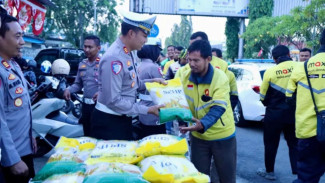 Ojol Karawang Dapat Rezeki Nomplok, Polres Turun Tangan Bagikan Voucher Beras Gratis