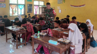 Anak Sekolah Makin Semangat, Babinsa Hadir dengan Menu Sehat Penuh Gizi di Subang