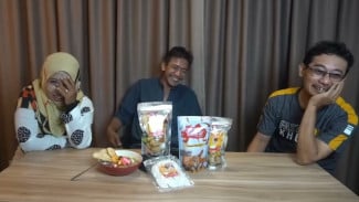 Sukses Bangun Usaha Camilan, Rubini Ungkap Rahasia Cireng Isi dan Bakso Aci Kanyaah KarawangLaris Manis
