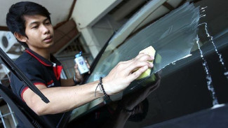 5 Rekomendasi Cairan Pembersih Kaca Mobil Berjamur Terbaik 2025, Mana yang Mau Kamu Pilih?