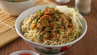 Mie Ayam Cigadung Subang: Murah, Legendaris, dan Bikin Kenyang
