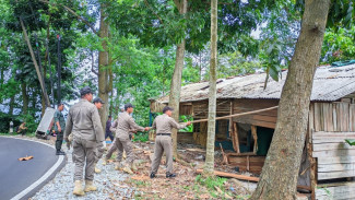 Bikin Kumuh, 11 Bangunan Liar di Wanayasa Akhirnya Dibongkar