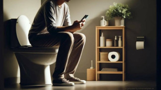 Sering Main HP di Toilet? Hati-Hati Bisa Bikin Wasir Naik 46%!