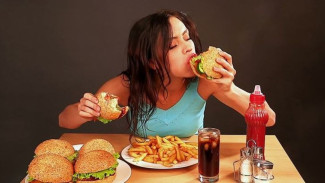 Cara Mudah Mengatasi Kebiasaan Makan Berlebihan yang Bikin Berat Badan Naik