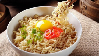 Suka Mie Instan? Begini Trik Mengurangi Bahaya Mie Instan yang Kamu Makan