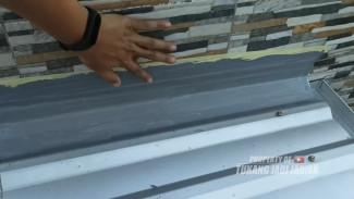 Anti Gagal 100%! Terapkan Teknik 3 Lapisan Lakban & Mesh untuk Menutup Sambungan Rembes Atap Selamanya!