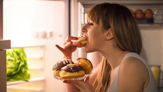 Sering Makan Tidak Terkontrol? Yuk Kenali Bahayanya Bagi Kesehatan Tubuh