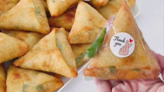 Resep Martabak Telur Mini Jualan 2000-an yang Bikin Antrean Takjil Membludak Parah!