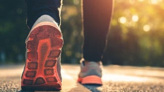 Rekomendasi 10 sepatu lari terbaik di bawah 1 juta rupiah. Nyaman, empuk, dan aman untuk pemula hingga pelari rutin. Coc