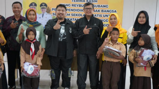 Momen Orang Tua Murid Kegirangan Saat Bupati Subang Bagikan Seragam Sekolah Gratis