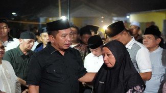 Bupati Karawang Aep Syaepuloh Takziah ke Korban Kecelakaan Majalengka, Serahkan Santunan