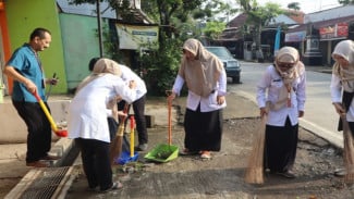 Ngosrek Disdik Purwakarta 2026: Aksi Bersih Jalan Kemuning Perkuat Budaya Peduli Lingkungan