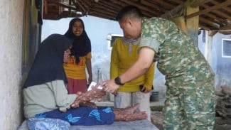 TNI Peduli Warga di HUT ke-78 Kabupaten Subang, Dandim 0605/Subang Bantu Anah