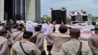 Pengamanan Demo APDESI di Karawang Berjalan Kondusif, Polisi Kedepankan Pendekatan Humanis