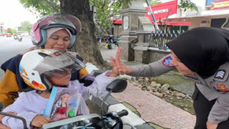 Edukasi Tertib Lalu Lintas Sejak Dini, Satlantas Purwakarta Apresiasi Anak Pakai Helm
