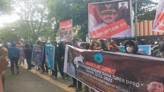 Skandal Tunjangan Perumahan DPRD Indramayu: Massa Geruduk Kejati Jabar, Desak Penetapan Tersangka
