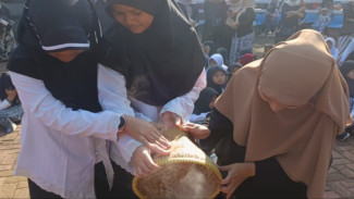 Kaulinan Barudak di Taman Surawisesa Ajarkan Tradisi Memasak ke Siswa SD