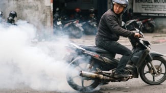 Jangan Tunggu Mesin Jebol! Pahami Penyebab Motor Ngebul dan Dampak Negatifnya