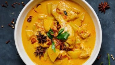 Gulai ayam kuning
