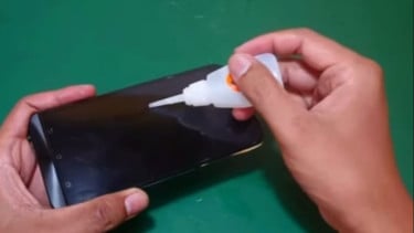 Handphone kena tetesan lem G