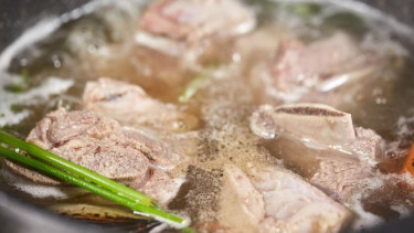 Merebus daging sapi