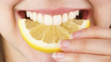 Ilustrasi Gigi Putih dan Buah Lemon