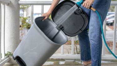 Mencuci Tempat Sampah