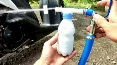 Alat cuci motor sederhana dari botol plastik