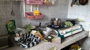 Ilustrasi dapur penuh sampah