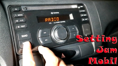 Mengatur jam di mobil