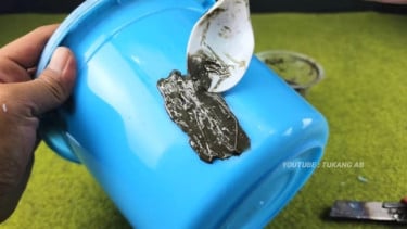 Tambal ember pakai semen dan bensin