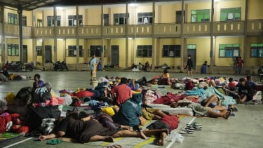 Warga Subang Utara mengungsi dari banjir