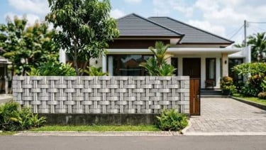 Desain pagar hebel modern dengan pola unik yang meningkatkan estetika fasad rumah.