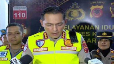 Dirlantas Polda Jabar saat memantau arus balik Lebaran 2026 di rest area Tol Jakarta-Cikampek.