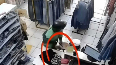 Terekam jelas oleh CCTV, aksi pencurian handphone di Toko Busana Hanna Plered Purwakarta pada 1 April 2026.