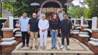 Ketua Golkar Jabar, Daniel Mutaqien mengunjungi kediaman Dedi Mulyadi