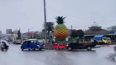 Petugas Satlantas Polres Subang mengimbau pengendara untuk waspada aquaplaning saat hujan di jalan raya.