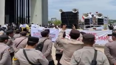 Polres Karawang kawal demo APDESI dengan pendekatan humanis, mediasi berujung kesepakatan.