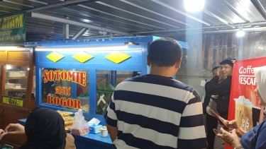 Fitri Maryani hadirkan Soto Mie Bogor autentik di kawasan kuliner Taman Balarea Purwakarta.