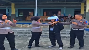 Satlantas Polres Purwakarta memberikan edukasi keselamatan dan karakter kepada siswa SMPN 1 Sukatani melalui program Police Goes to School.