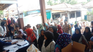 Polres Purwakarta mengawal distribusi bantuan pangan untuk warga Desa Sukasari agar tertib dan tepat sasaran.