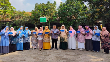 MTsN 4 Karawang terima penghargaan nasional atas inovasi pembelajaran berbasis AI.