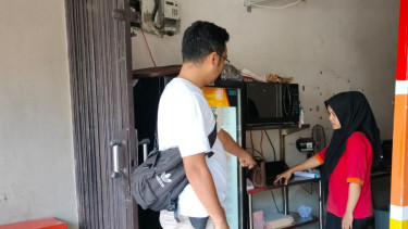 Polisi cek TKP pencurian memakai jaket ojek online terekam CCTV di gerai ayam goreng Purwakarta