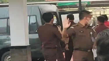 Korban dugaan penipuan LPK Azumy mendatangi Kejaksaan Negeri Purwakarta saat pelimpahan tahap II.