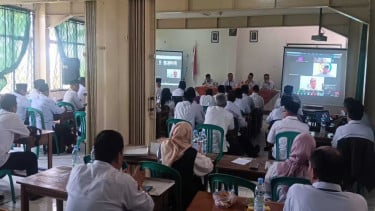Kemenag Karawang mengikuti Bimtek dan sosialisasi EWS Si-RUKUN di MAN 2 Karawang.