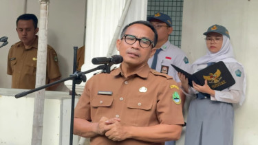 Kadisdik Jabar, Purwanto saat menjadi pembina upacara di SMAN 1 Purwakarta, Senin (20/4/2026).