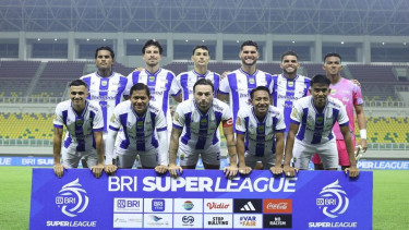 Persib Bandung tetap puncaki klasemen dan bersiap menghadapi Arema FC di GBLA dengan dukungan penuh suporter.