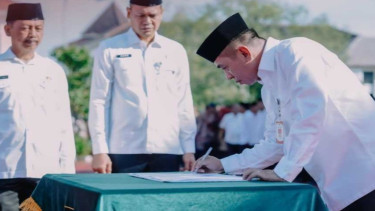 Bupati Karawang lantik 200 kepala sekolah, tekankan profesionalisme dan integritas ASN.
