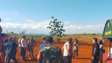 Panglima Kopassus bersama TNI-Polri meninjau lahan jagung program ketahanan pangan di Purwakarta.