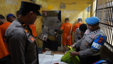 Polres Purwakarta melakukan pengecekan rutin ruang tahanan untuk memastikan keamanan dan kondisi tahanan tetap terjaga.